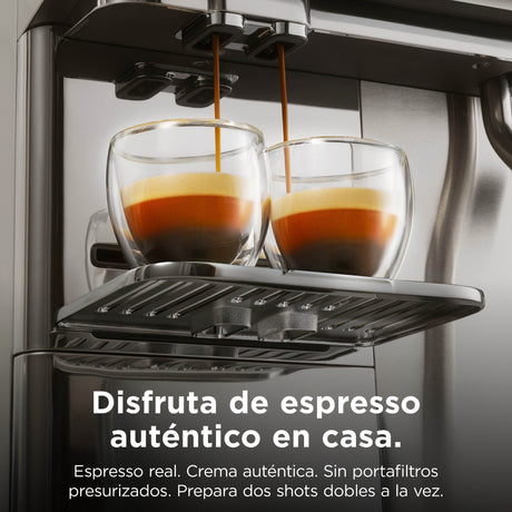 Ninja AutoBarista Pro sirviendo dos shots dobles de espresso con crema en vasos de vidrio, sin portafiltros presurizados