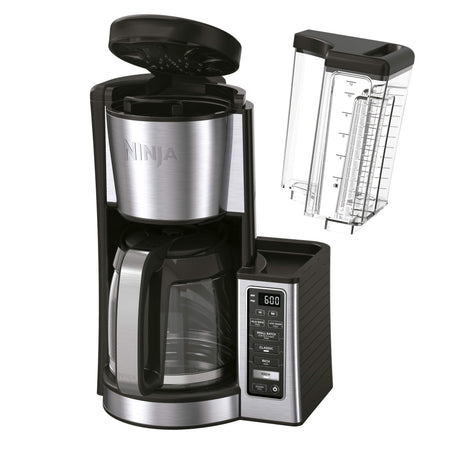 Imagen de la cafetera Ninja con jarra de vidrio para 12 tazas, que permite preparar café estilo Clásico o Rico con intensidad ajustable. Incluye función de lote pequeño (1-4 tazas) y programación de 24 horas para disfrutar café recién hecho a cualquier hora.